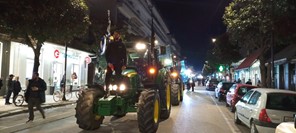 Πορεία των αγροτών με τρακτέρ μέσα στην πόλη των Τρικάλων (φωτο)